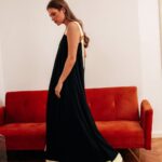 Modelka w czarnej, letniej sukience maxi z maślanymi ramiączkami i dołem – model Midnight Lemon