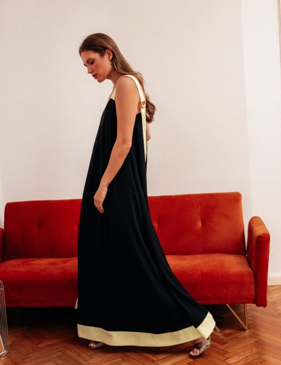 Modelka w czarnej, letniej sukience maxi z maślanymi ramiączkami i dołem – model Midnight Lemon