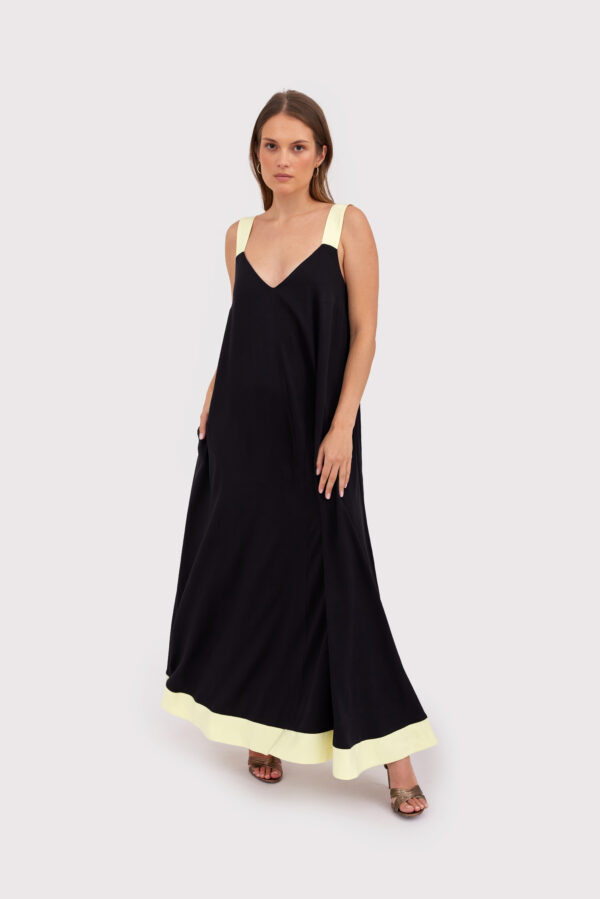 Modelka w czarnej, letniej sukience maxi z maślanymi ramiączkami i dołem– model Midnight Lemon